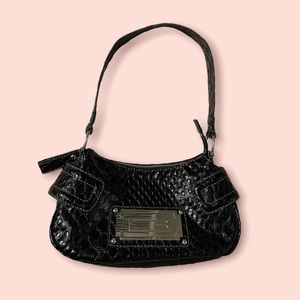 💿 Gorgeous Y2K style black Guess purse with black croc material.